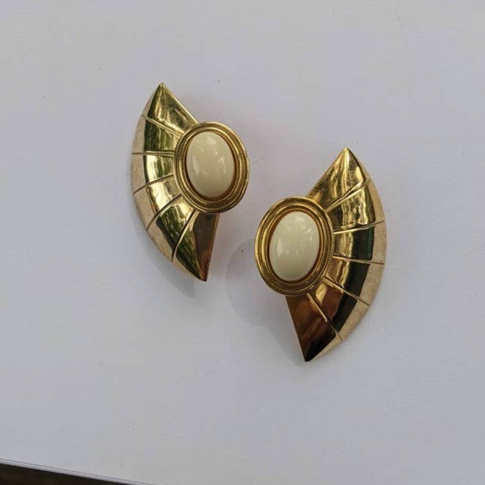 Golden fan pale cabochon 80s style post earrings - Picture 4 of 6